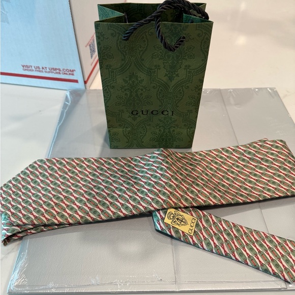 GUCCI necktie in green, red, and beige - Picture 1 of 14
